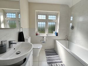 Family Bathroom_88VV- click for photo gallery